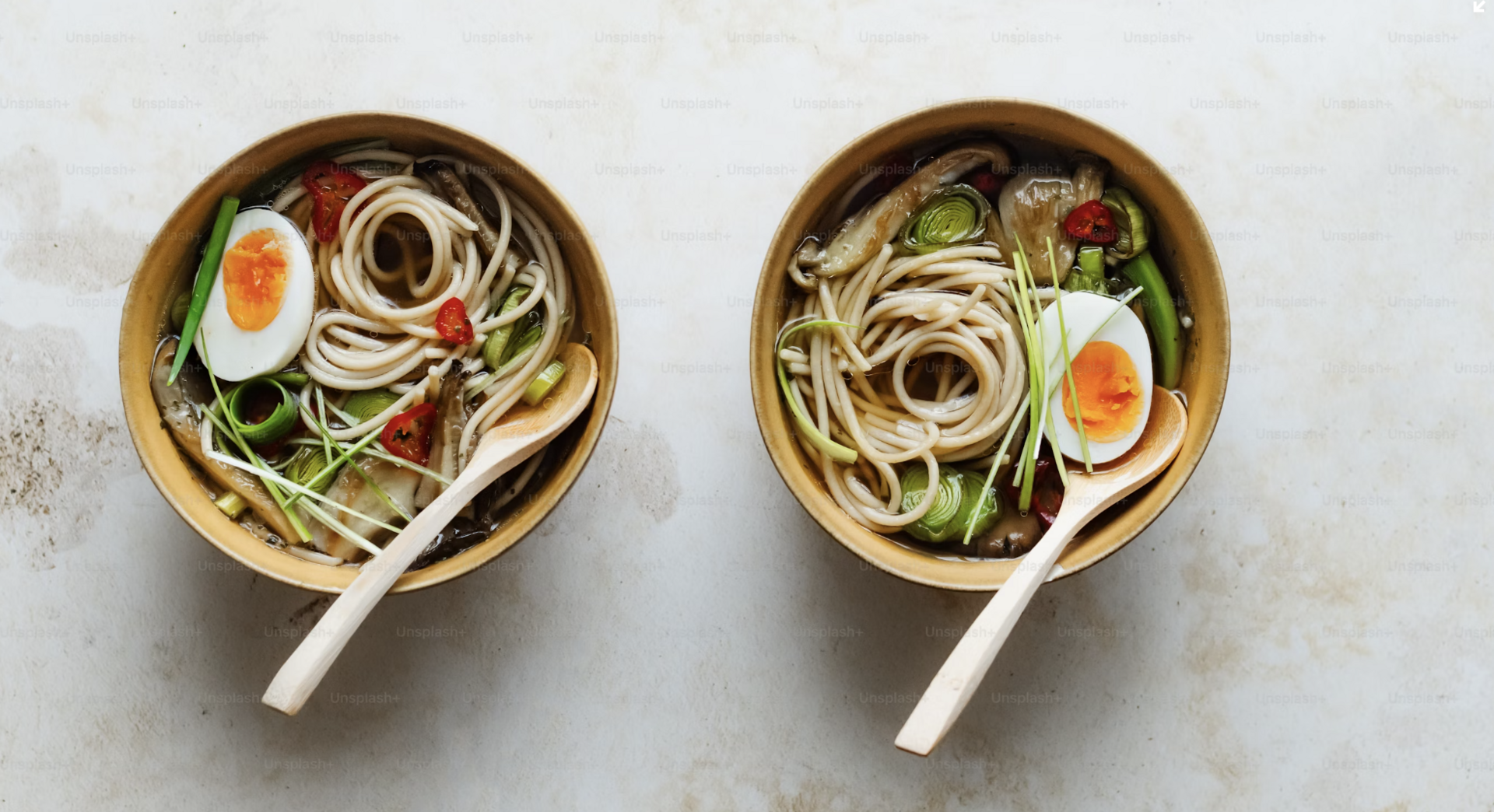 Verschiedene Umami-reiche Lebensmittel in einer asiatischen Nudelsuppe