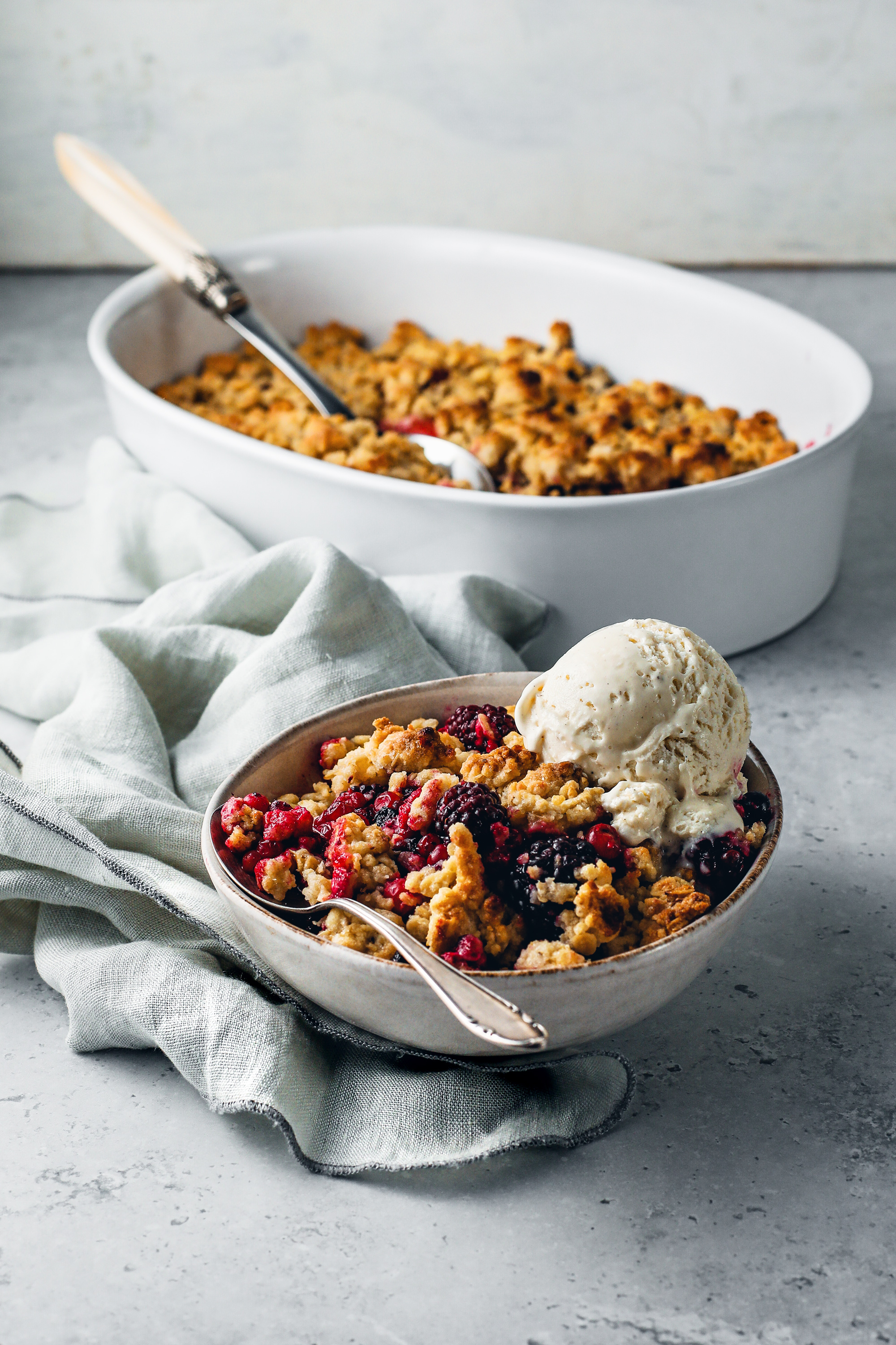 Rezept: Beeren-Hafer-Crumble mit Vanilleeis | Deli Reform